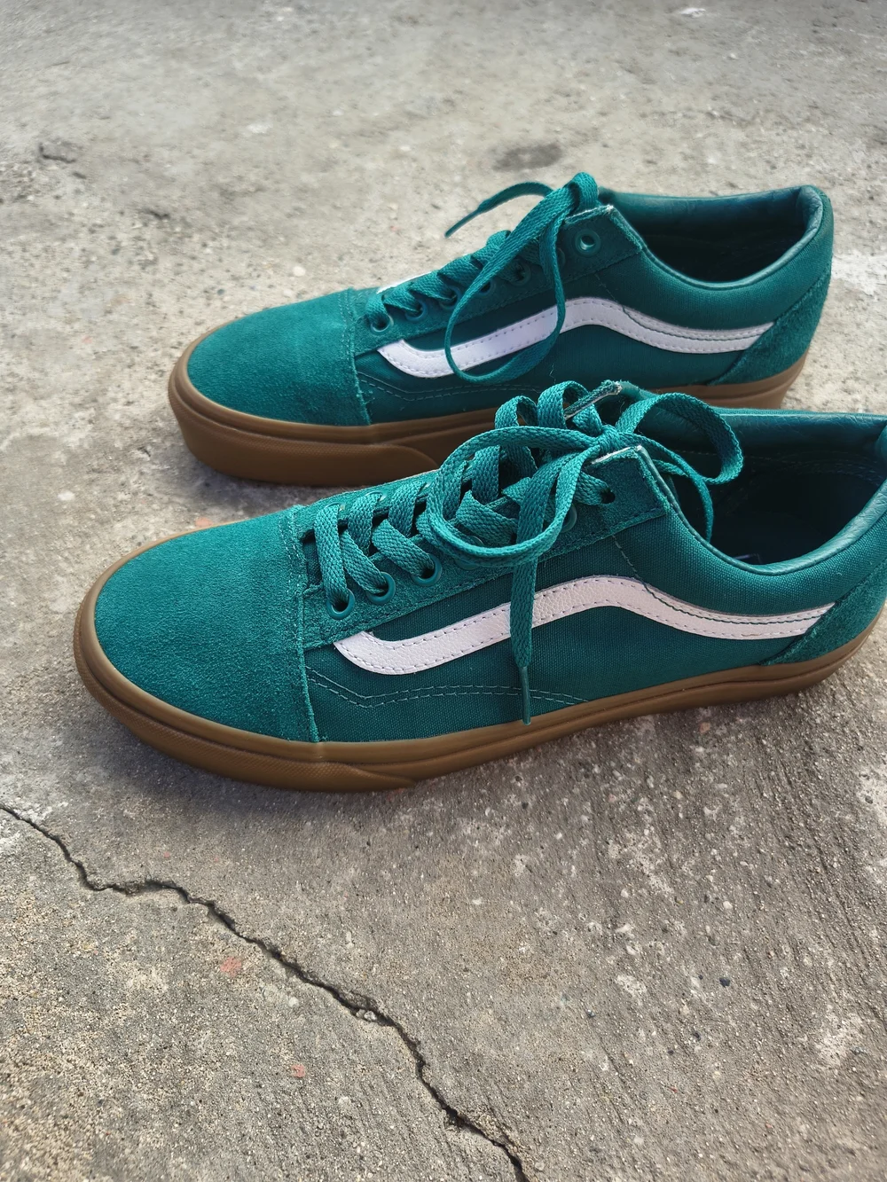 Vans Teal Low-Top Sneakers with White Stripe and Gum Sole. Men's Size 8.5
